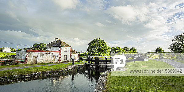 Altes rot-weißes Haus neben einer Schleuse am Grand Canal in Kildare an einem Sommerabend; Rathangan  Grafschaft Kildare  Irland