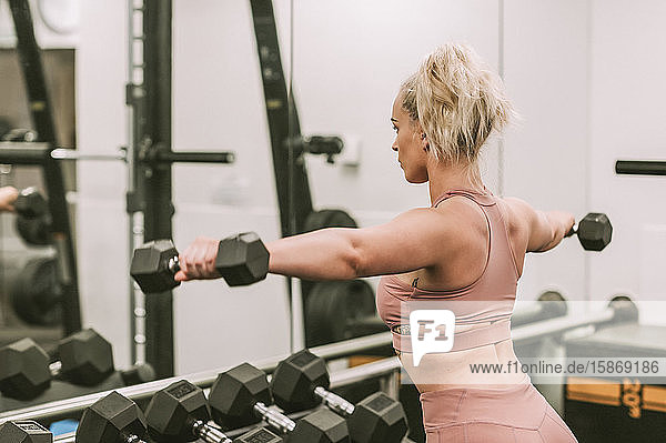 Frau trainiert mit Gewichten; Wellington  Neuseeland