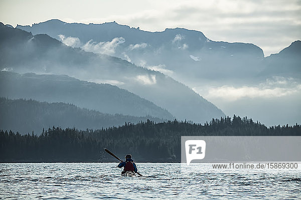 Kajakfahrer beim Paddeln im Prince William Sound; Alaska  Vereinigte Staaten von Amerika