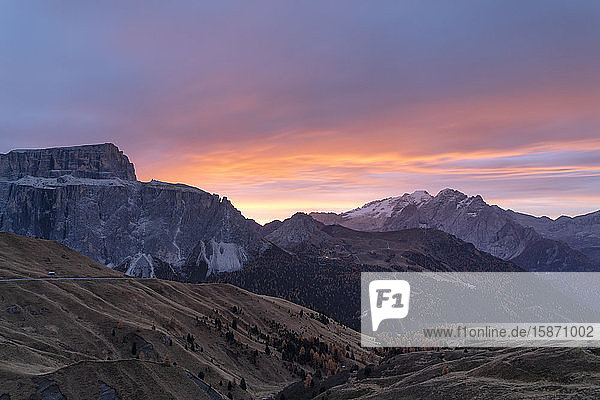 Herbstsonnenaufgang über Marmolada und Sass Pordoi vom Sellajoch  Grödner Tal  Dolomiten  Südtirol  Trentino-Südtirol  Italien  Europa