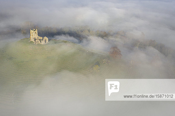 Luftaufnahme der St. Michael's Church auf Burrow Mump  umgeben von einer Nebeldecke  Burrowbridge  Somerset  England  Vereinigtes Königreich  Europa