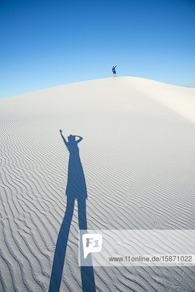 Zwei Deppen spielen mit Schatten im White Sands National Park  New Mexico  Vereinigte Staaten von Amerika  Nordamerika