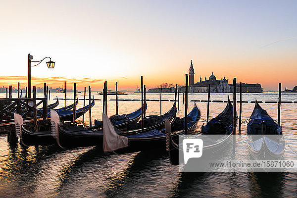 Schöner venezianischer Sonnenaufgang im Winter  Gondeln  San Giorgio Maggiore und Lido  Venedig  UNESCO-Weltkulturerbe  Venetien  Italien  Europa