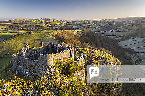 Luftaufnahme per Drohne von Carreg Cennen Castle  Brecon Beacons National Park  Carmarthenshire  Wales  Vereinigtes Königreich  Europa