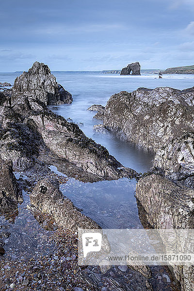 Thurlestone Rock von den felsigen Ufern von South Milton Sands  South Hams  Devon  England  Vereinigtes Königreich  Europa