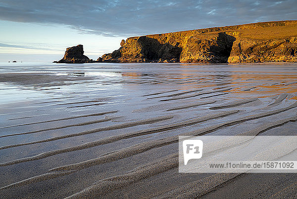 Ebbe am menschenleeren Strand von Porthcothan  Cornwall  England  Vereinigtes Königreich  Europa