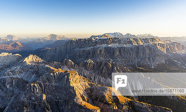 Luftaufnahme des herbstlichen Sonnenuntergangs auf den felsigen Gipfeln der Sellagruppe  Gröden  Fassatal  Dolomiten  Südtirol  Italien  Europa