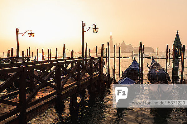 Venezianischer Sonnenaufgang  Winternebel  Gondeln  San Giorgio Maggiore und Lido  Venedig  UNESCO-Weltkulturerbe  Venetien  Italien  Europa