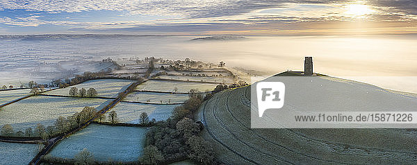 Luftaufnahme einer Drohne von einem frostigen Wintermorgen in Glastonbury Tor  Somerset  England  Vereinigtes Königreich  Europa