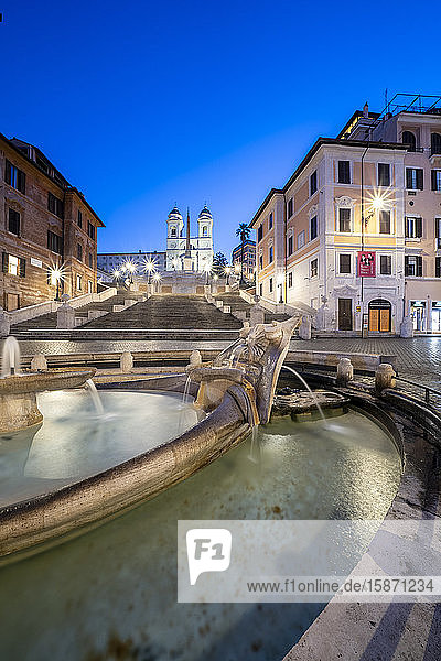 Piazza di Spagna (Spanische Treppe)  Barcaccia-Brunnen und Trinita dei Monti in der Abenddämmerung  Rom  Latium  Italien  Europa