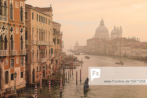 Schöner Canal Grande  Winternebel  goldenes Morgenlicht  Santa Maria della Salute  Venedig  UNESCO-Weltkulturerbe  Venetien  Italien  Europa