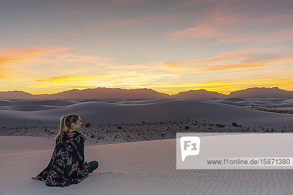 Frau beobachtet den Sonnenuntergang im White Sands National Park  New Mexico  Vereinigte Staaten von Amerika  Nordamerika