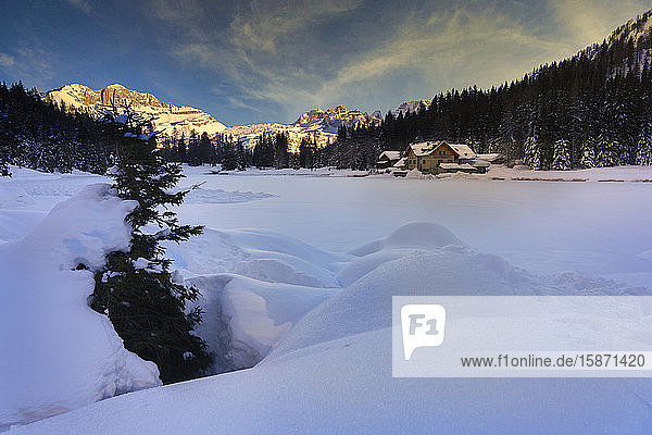 Rendena-Tal  Nambino-See und Brenta-Bergkette bei Sonnenuntergang im Winter  Trentino  Dolomiten  Italien  Europa