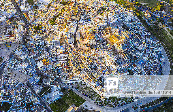 Zenitale Luftaufnahme der Altstadt von Ostuni bei Sonnenuntergang  Apulien  Italien  Europa