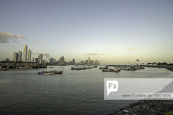Die Bucht von Panama mit der Skyline von Panama-Stadt  Panama  Mittelamerika