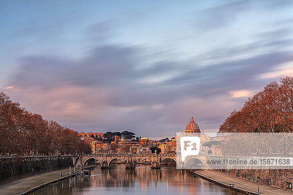 Petersdom (Basilica di San Pietro) und Fluss Tiber bei Sonnenaufgang  Rom  Latium  Italien  Europa