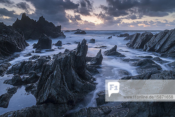 Sonnenuntergang über der dramatischen Küste von North Devon  Devon  England  Vereinigtes Königreich  Europa