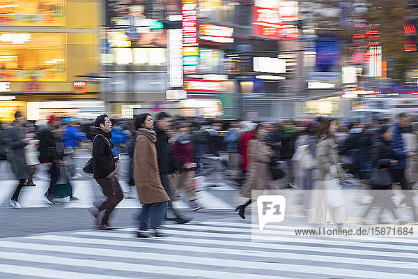 Menschen  die die Shibuya-Kreuzung überqueren  Shibuya  Tokio  Honshu  Japan  Asien