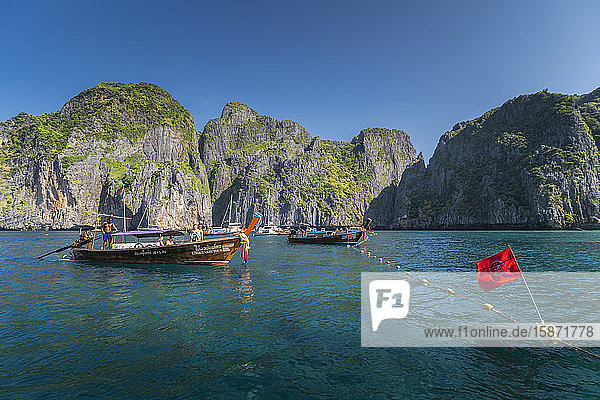 Maya Bay Der Strand mit Longtailbooten und Touristen  Insel Phi Phi Lay  Provinz Krabi  Thailand  Südostasien  Asien