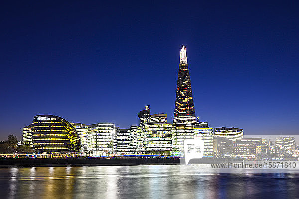 The Shard und City Hall bei Nacht an der Themse  Southwark  London  England  Vereinigtes Königreich  Europa