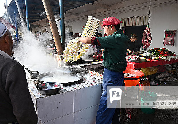 Nudelhersteller auf dem Sonntagsmarkt in Kashgar  dem wichtigsten Handelszentrum der Seidenstraße  Kashgar  Xinjiang  China  Asien