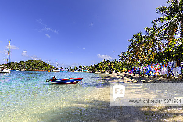 Saltwhistle Bay  weißer Sandstrand  türkisfarbenes Meer  buntes Boot  Yachten  Palmen  Mayreau  Grenadinen  St. Vincent und die Grenadinen  Inseln über dem Winde  Westindische Inseln  Karibik  Mittelamerika