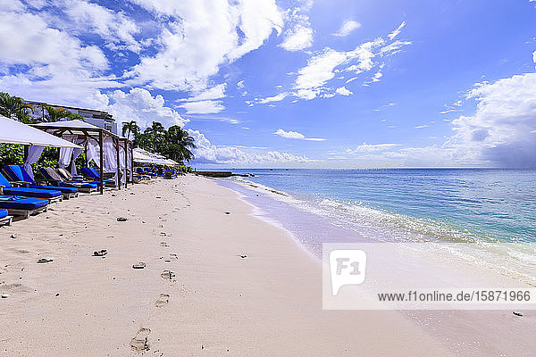 Paynes Bay  luxuriöse Liegestühle und Cabanas am feinen rosa Sandstrand  wunderschöne Westküste  Barbados  Inseln über dem Winde  Westindien  Karibik  Mittelamerika