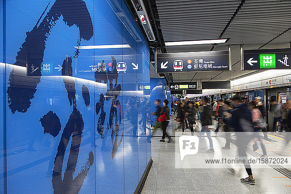 People on Admiralty MTR Station platform, Admiralty, Hong Kong Island, Hong Kong, China, Asia