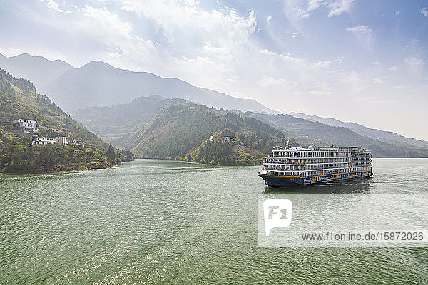 Blick auf ein Kreuzfahrtschiff in den Drei Schluchten auf dem Jangtse-Fluss  Volksrepublik China  Asien