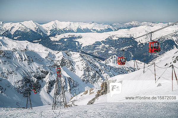 Rote Skilifte im Skigebiet La Plagne  Tarentaise  Savoyen  Französische Alpen  Frankreich  Europa