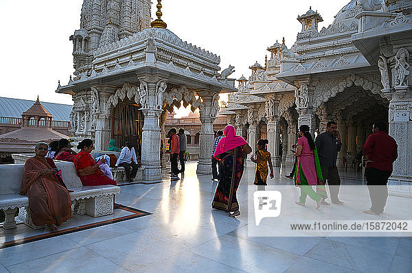 Besucher des Swaminarayan-Tempels aus weißem Marmor  der nach dem Erdbeben von 2001 errichtet wurde  Bhuj  Gujarat  Indien  Asien
