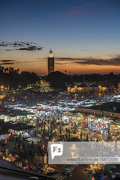 Der Blick über den Djemaa el Fna in der Abenddämmerung mit Essensständen und Menschenmassen  Marrakesch  Marokko  Nordafrika  Afrika