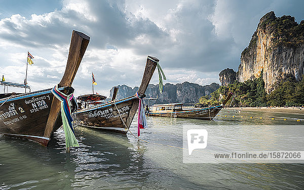 Longtail-Boote am Railay-Strand in Railay  Ao Nang  Provinz Krabi  Thailand  Südostasien  Asien