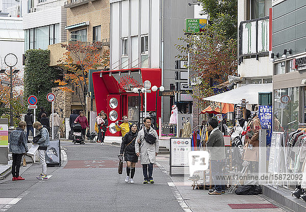 Menschen gehen an Geschäften vorbei  Harajuku  Tokio  Honshu  Japan  Asien