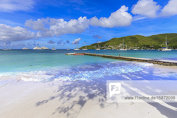 Ruhige Karibik  Strand  türkisfarbenes Meer  schönes Port Elizabeth  Admiralty Bay  Bequia  Die Grenadinen  St. Vincent und die Grenadinen  Inseln über dem Winde  Westindien  Karibik  Mittelamerika