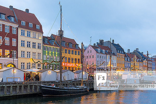 Weihnachtsmarkt in Nyhavn  Kopenhagen  Dänemark  Skandinavien  Europa