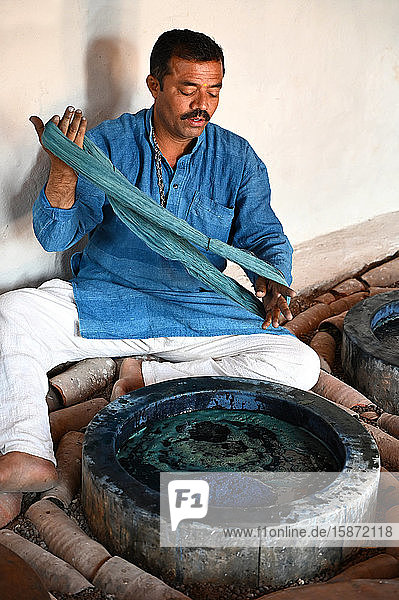 Demonstration der jahrhundertealten traditionellen Ajrakh-Indigofärbung von Strängen aus lokal gesponnener Baumwolle  Ajrakhpur  Bhuj  Gujarat  Indien  Asien
