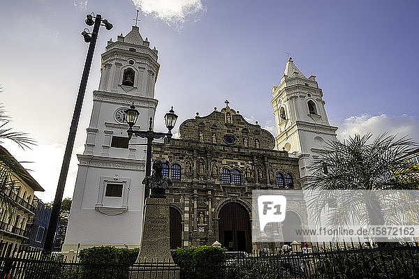 Die Metropolitan-Kathedrale von Panama am Unabhängigkeitsplatz im Herzen des historischen Viertels von Panama-Stadt  Panama  Mittelamerika