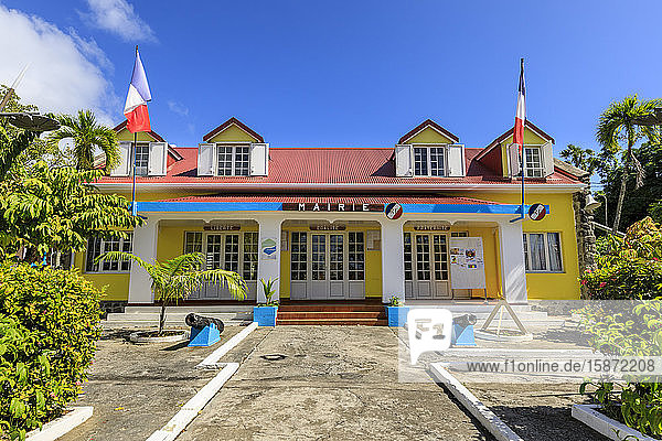 Rathaus  farbenfrohe Stadt Bourg des Saintes  Terre de Haut  Iles Des Saintes  Les Saintes  Guadeloupe  Inseln unter dem Winde  Westindische Inseln  Karibik  Mittelamerika