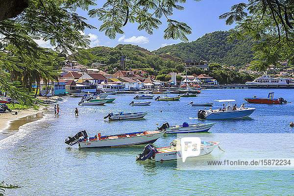 Anse du Bourg  Stadtstrand und Boote  Terre de Haut  Iles Des Saintes  Les Saintes  Guadeloupe  Inseln unter dem Winde  Westindische Inseln  Karibik  Mittelamerika