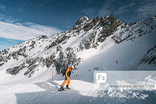 Snowboarder bei der Abfahrt im Skigebiet La Plagne  Tarentaise  Savoyen  Französische Alpen  Frankreich  Europa