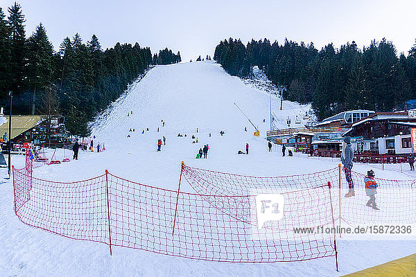 Menschen beim Schlittenfahren und Genießen des Schnees  Borovets Ski Resort  Bulgarien  Europa