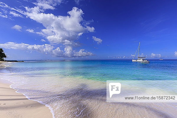 Paynes Bay  kleine Boote vor feinem rosa Sandstrand  türkisfarbenes Meer  schöne Westküste  Barbados  Inseln über dem Winde  Westindien  Karibik  Mittelamerika