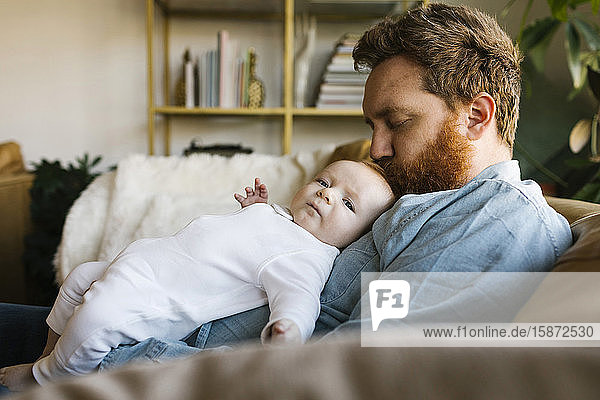 Vater küsst Baby-Sohn (2-3Â Monate)Â