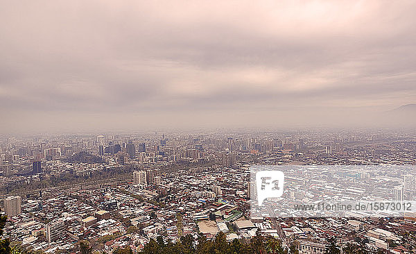 Chile  Santiago  Gewitterwolken über dem Stadtbild