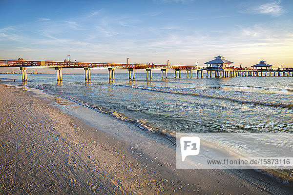 USA  Florida  Fort Myers Beach  Pier im Meer bei Sonnenuntergang