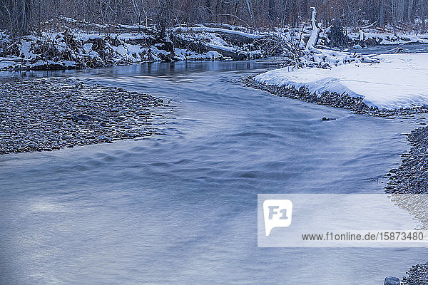 Langzeitbelichtung eines Flusses im Winter