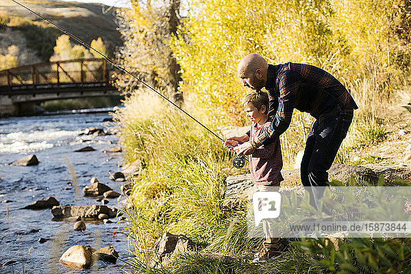 Vater und Sohn fischen zusammen