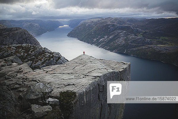 Stehende Person auf der Klippe Preikestolen in Rogaland  Norwegen