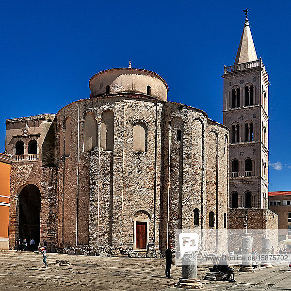 Zadar  Provinz Dalmatien  Kroatien  Zadar ist die älteste bewohnte Stadt Kroatiens. Das malerische und historische Zentrum von Zadar ist das römische Forum  das heute von zwei Kirchen dominiert wird: der vorromanischen Kirche St. Donat (Rundbau) und der angrenzenden romanischen Kathedrale St. Anastasia (mit ihrem Glockenturm)
